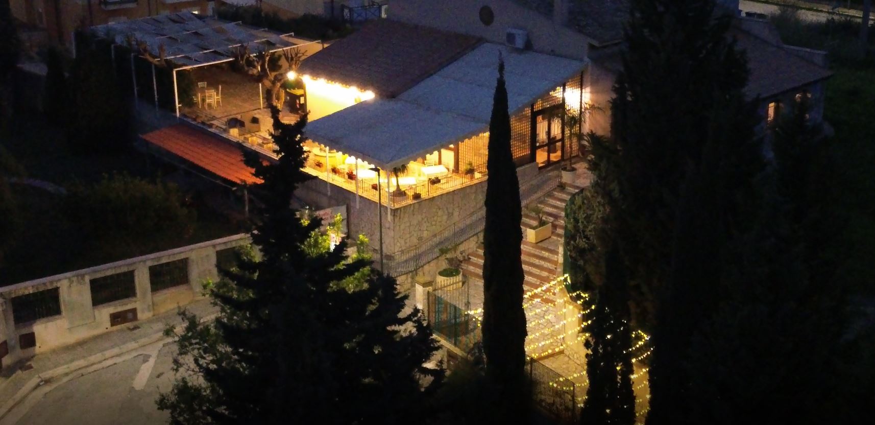 La terrazza illuminata la sera