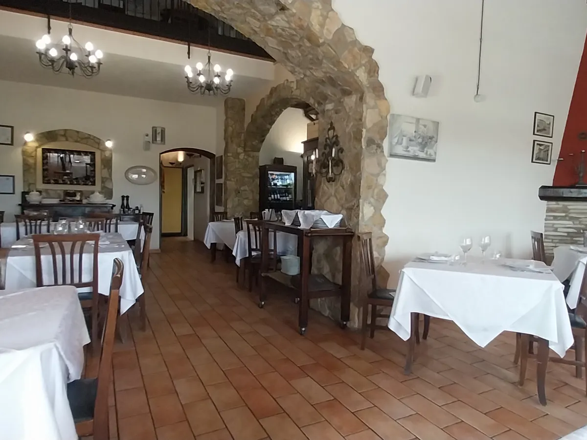Sala con tovaglie bianche alla luce del giorno
