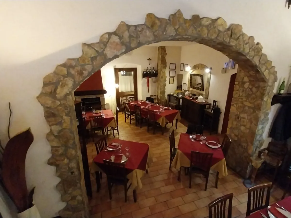 La sala vista dall'alto attraverso l'arco