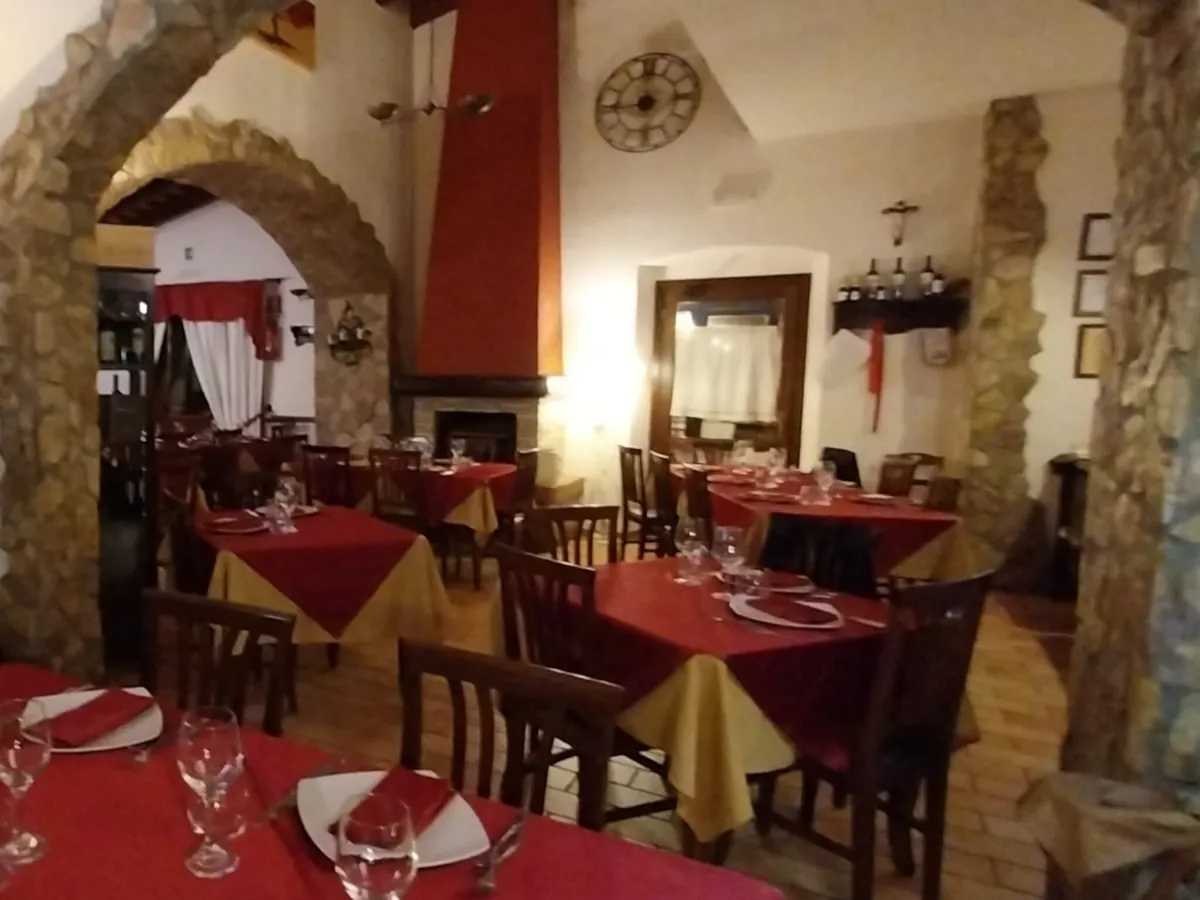 Vista della sala attraverso l'arco in pietra