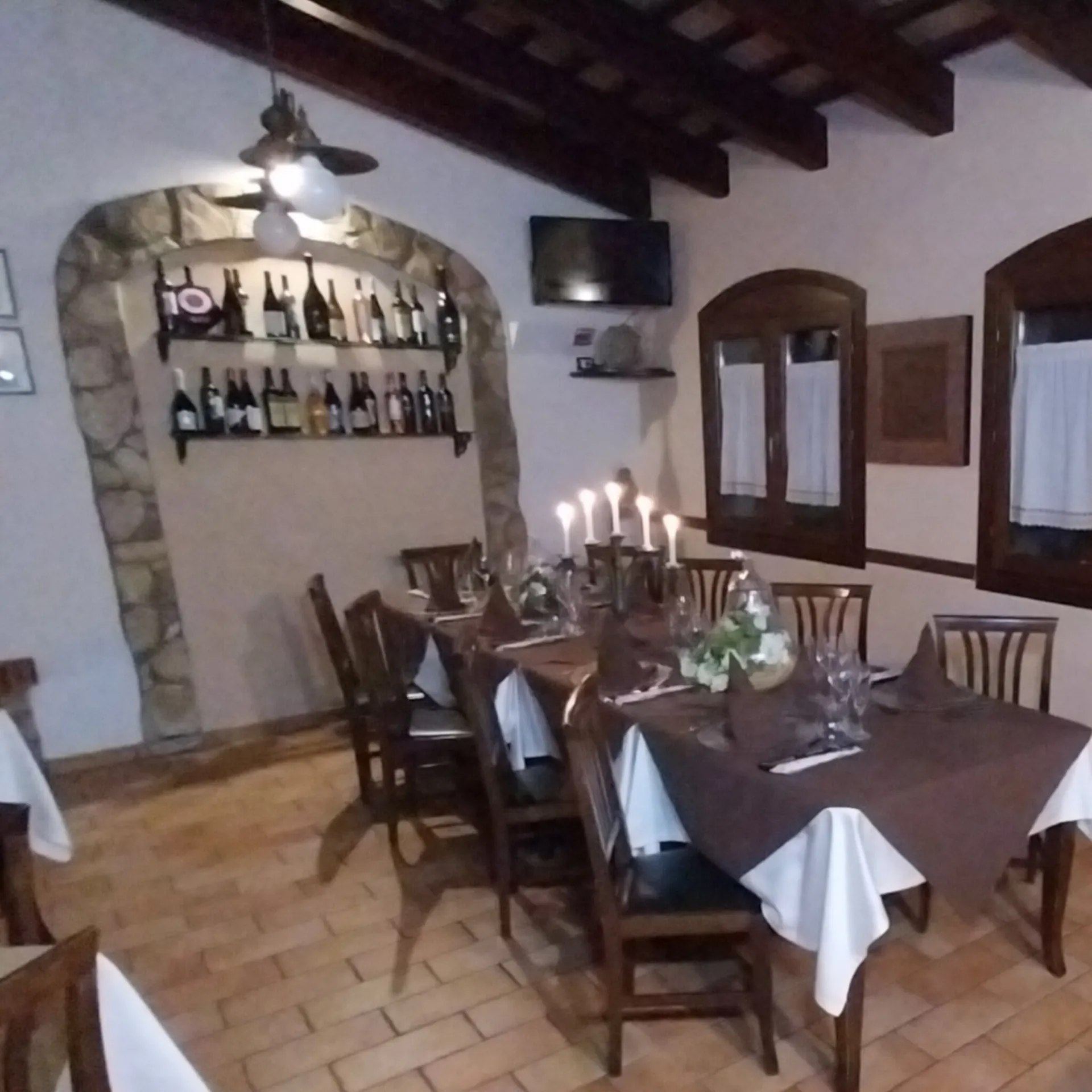 Angolo con bottiglie di vino e candele
