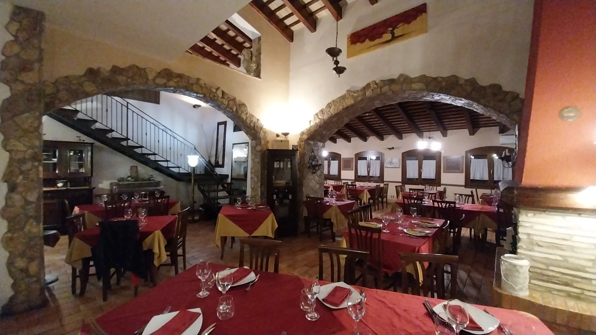 La sala con gli archi in pietra