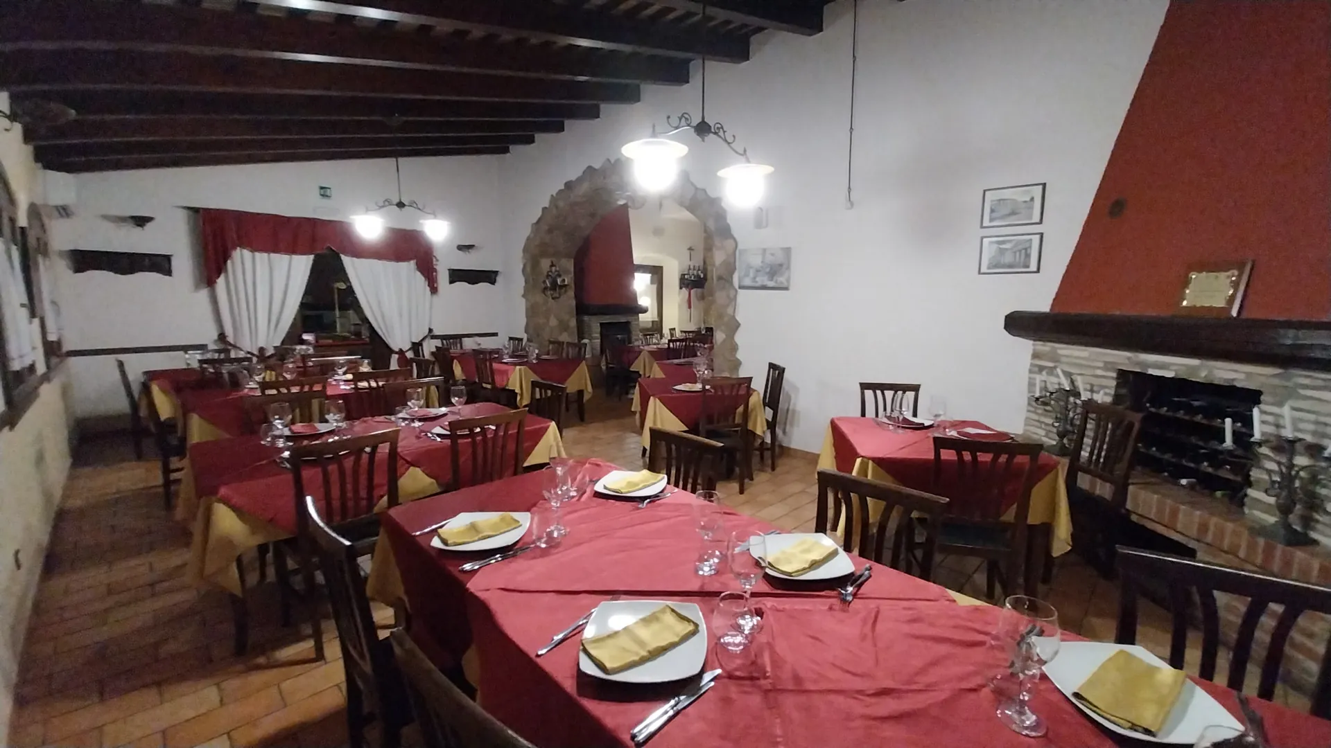 Sala con camino in pietra