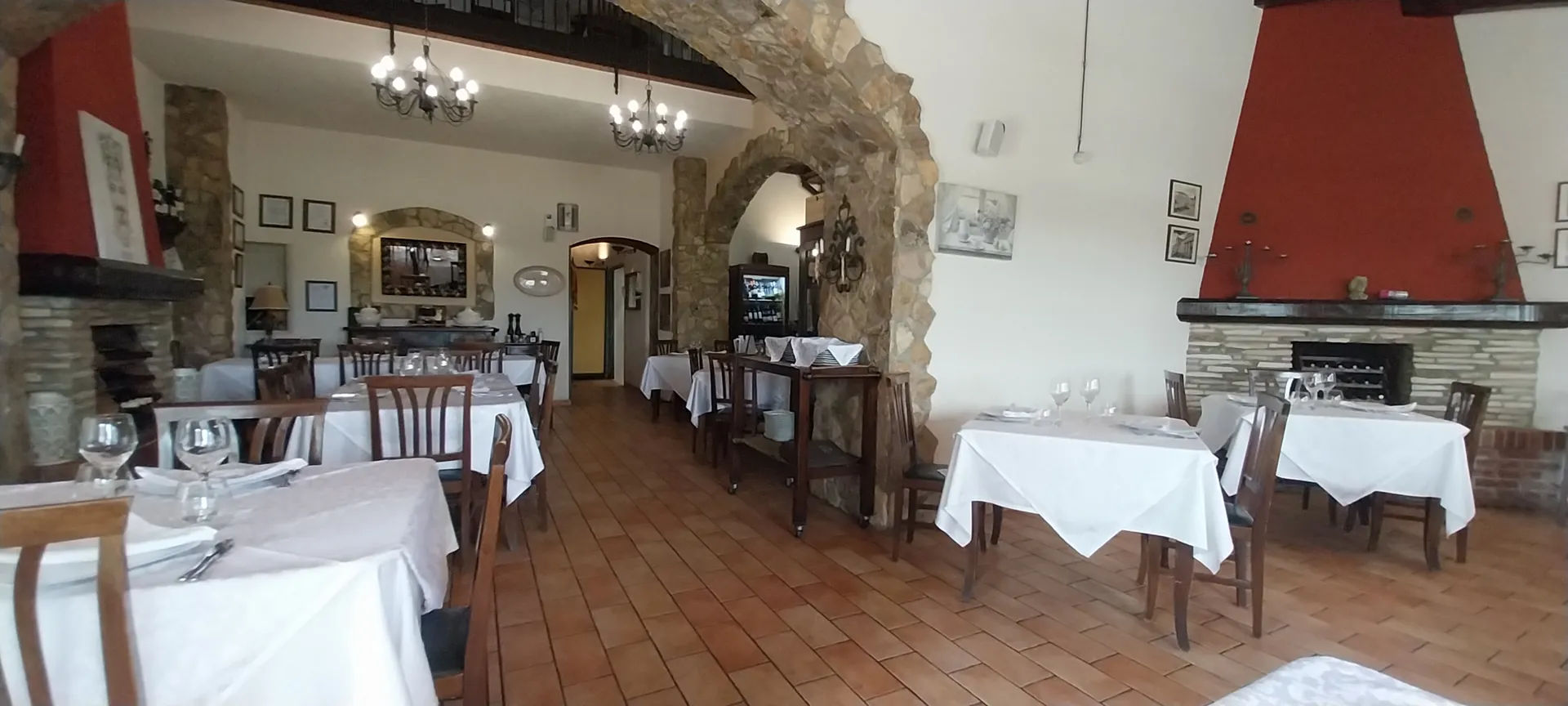 Sala con tovaglie bianche alla luce del giorno
