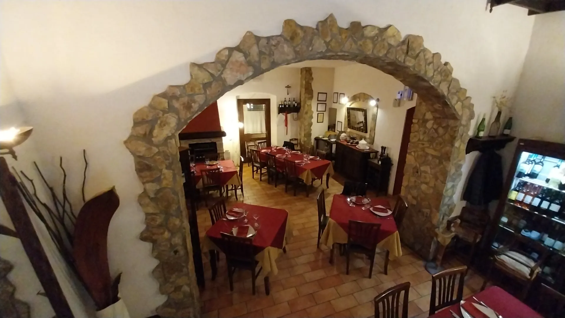 La sala vista dall'alto attraverso l'arco