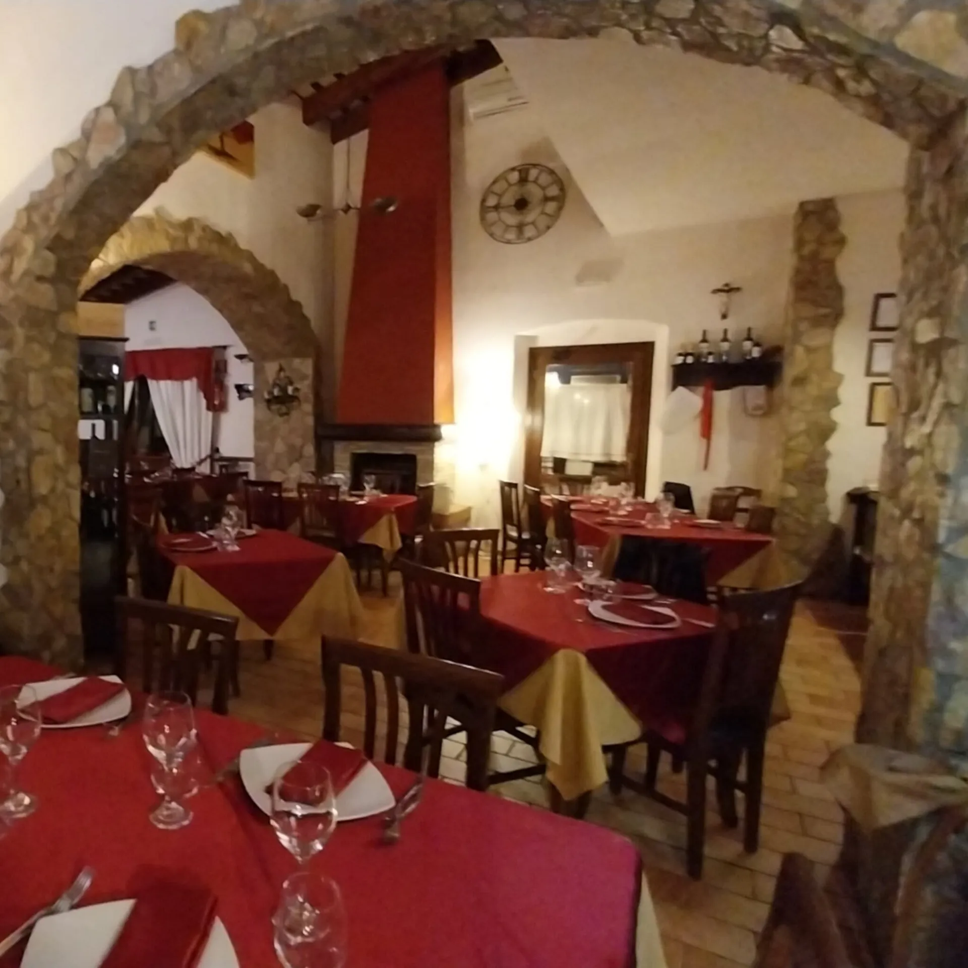 Vista della sala attraverso l'arco in pietra