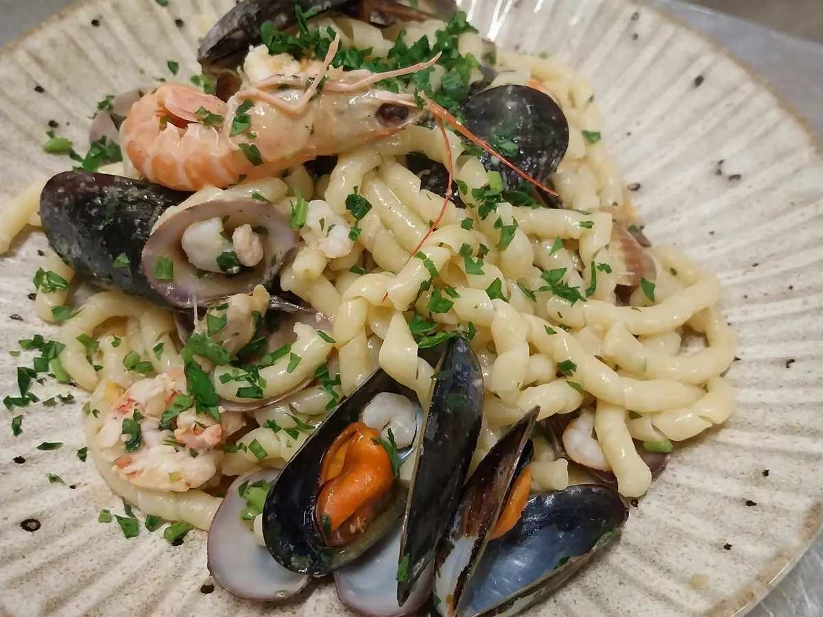 Busiate ai frutti di mare con cozze, vongole e gamberi