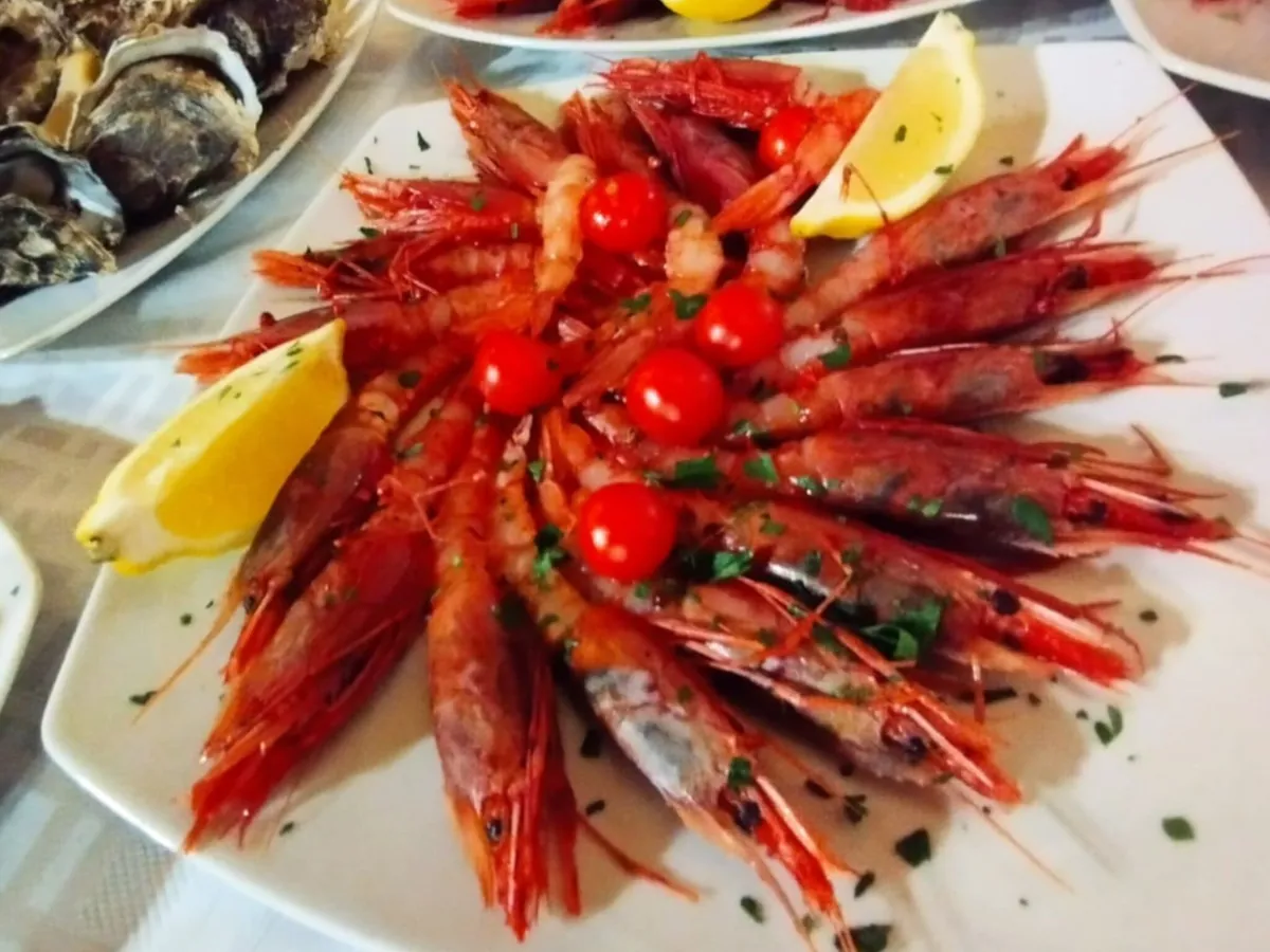 Gamberi rossi crudi con limone e pomodorini