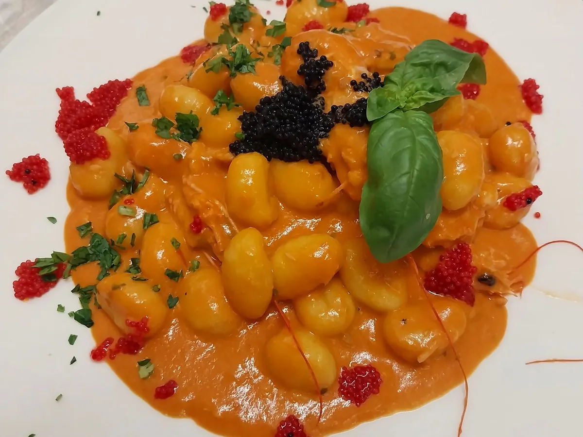 Gnocchi in crema di crostacei con caviale e basilico