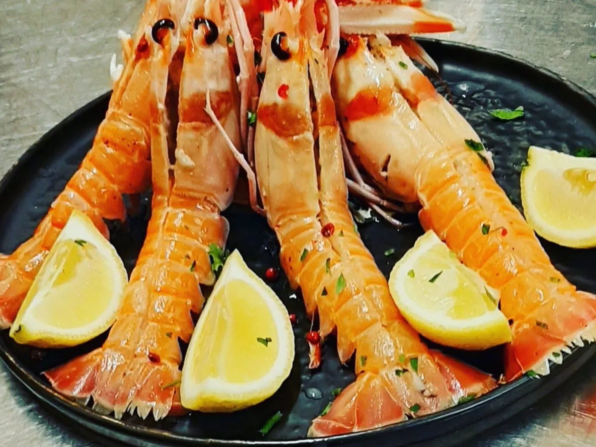 Scampi con spicchi di limone