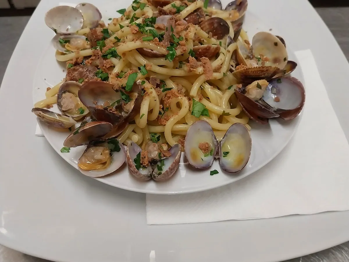 Spaghetti alle vongole con mollica tostata