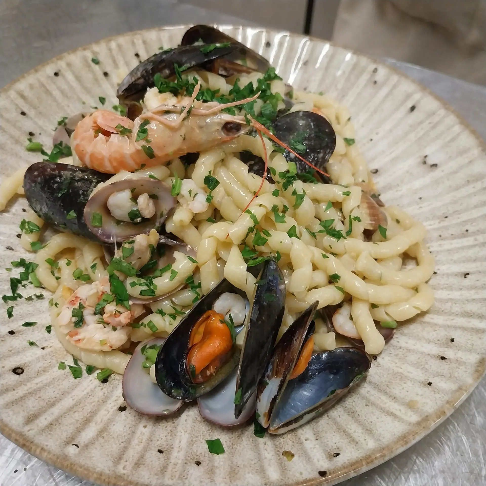 Busiate ai frutti di mare con cozze, vongole e gamberi