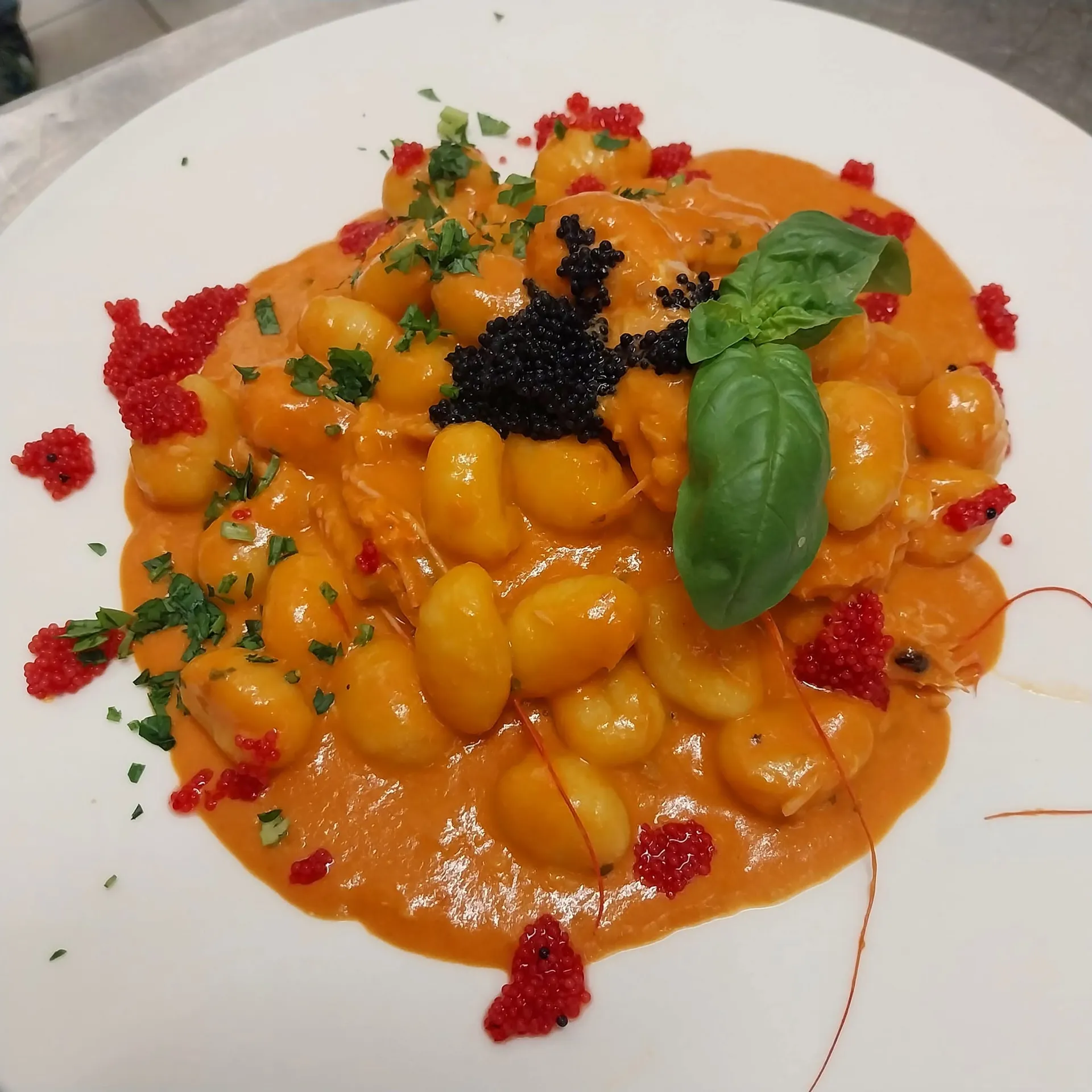 Gnocchi in crema di crostacei con caviale e basilico