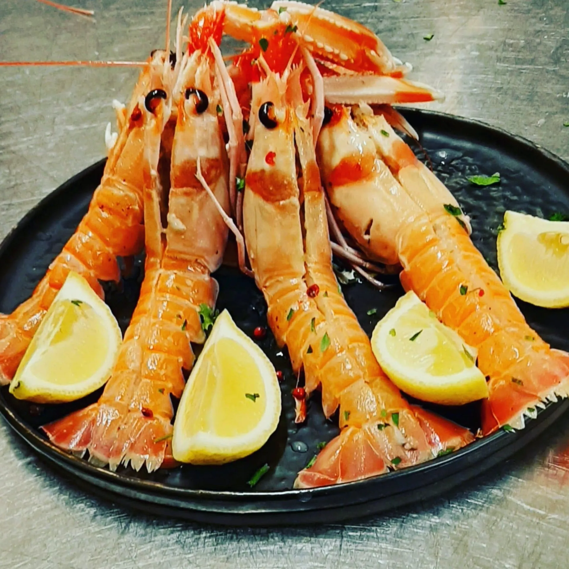 Scampi con spicchi di limone