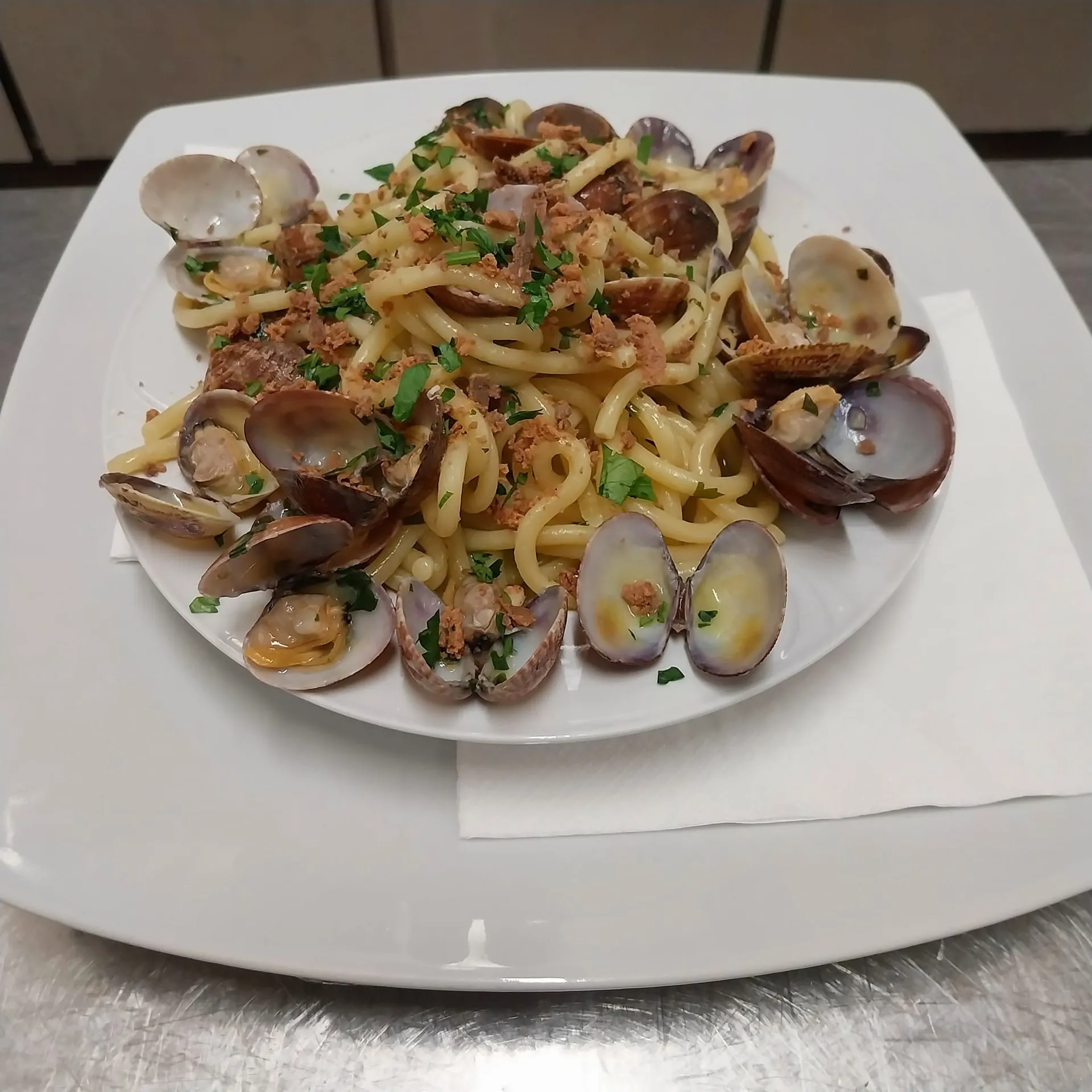 Spaghetti alle vongole con mollica tostata